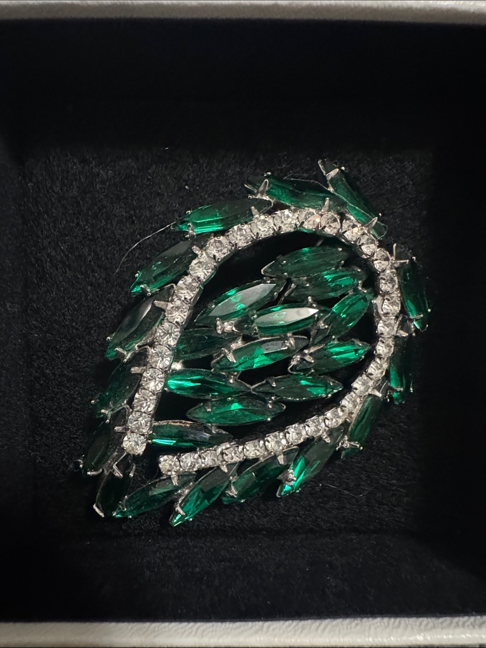 Emerald Green Crystal Leaf Brooch – Women Jewelry